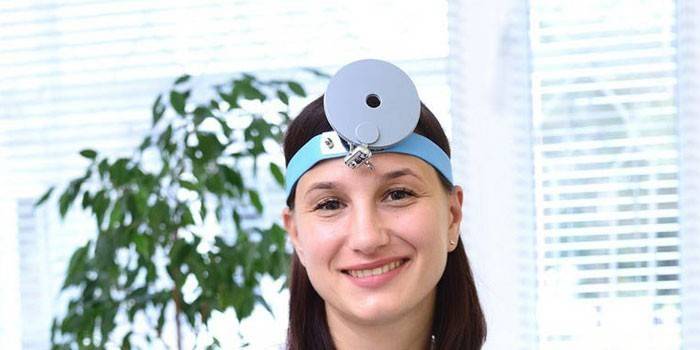 Médico otorrinolaringologista