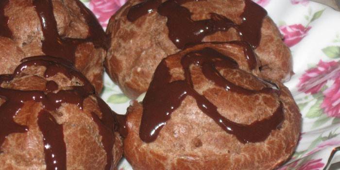Čokoládové profiteroly na tanieri