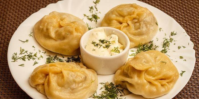 Manti cozido de acordo com a receita de Tatar com creme azedo