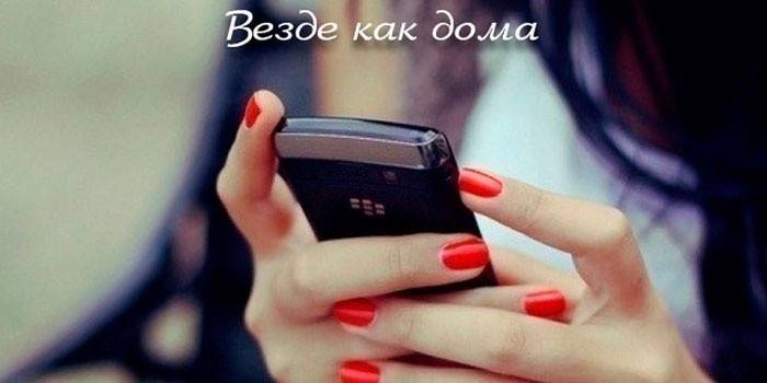 Dziewczyna trzyma telefon