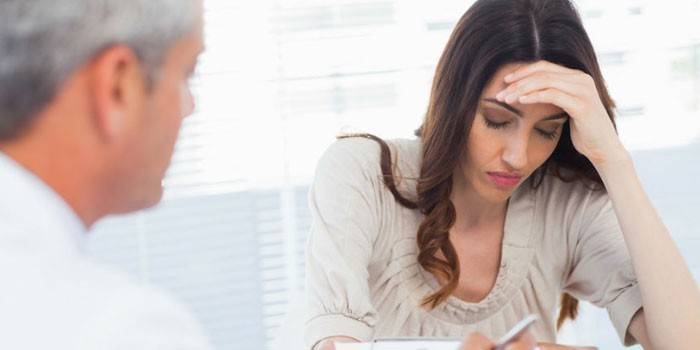 Menina na consulta com um médico