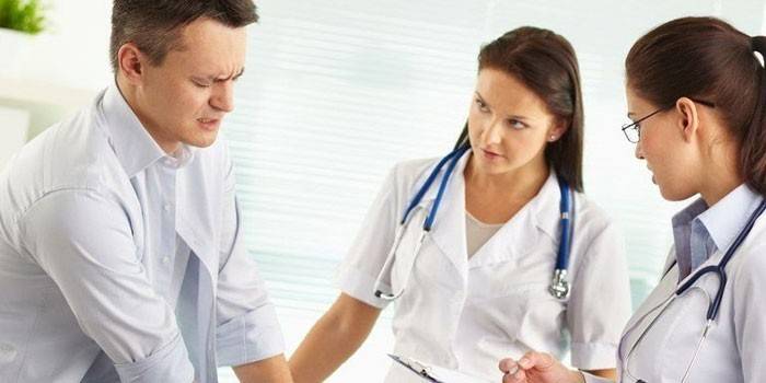 Homem na consulta do médico