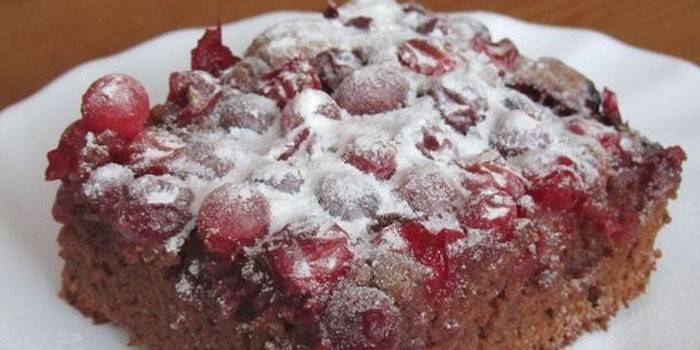 Una rebanada de pastel de chocolate con arándanos