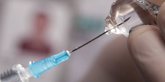 Conjunto de droga de ampolla en jeringa