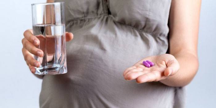 Niña embarazada con pastillas
