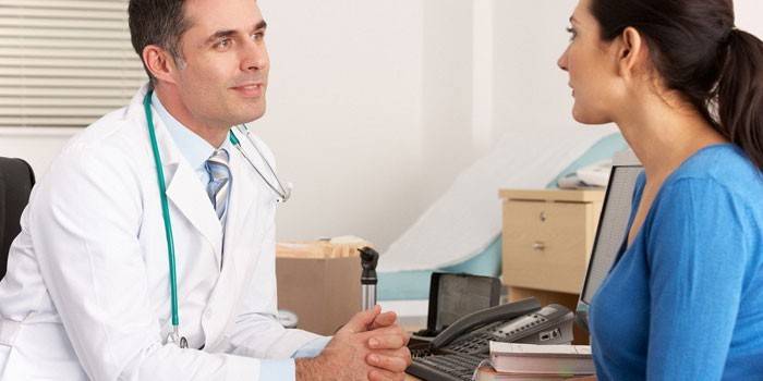 Chica en la cita del doctor
