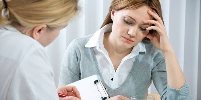 Mujer en la cita del doctor