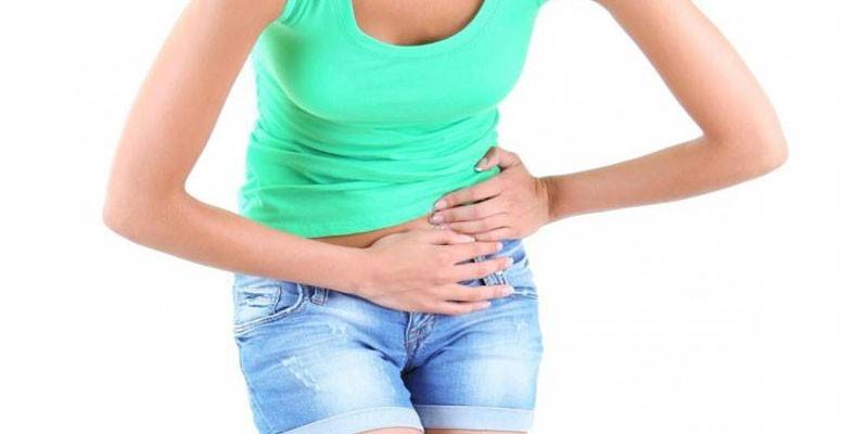 A menina tem dor abdominal