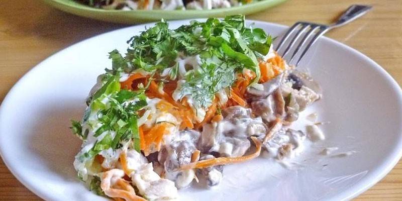 Ensalada de pechuga ahumada y zanahoria coreana