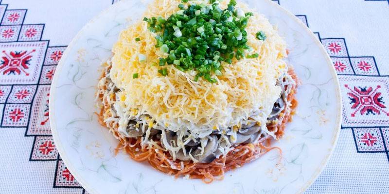 Ensalada de hojaldre al estilo coreano con zanahorias,