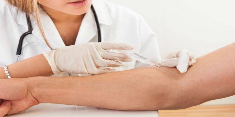 Doktor intravenöz enjeksiyon yapar