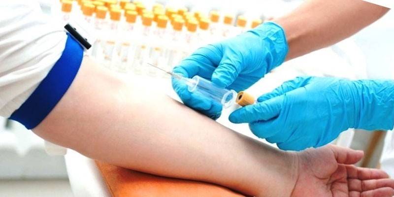 Toma de muestras de sangre de una vena.