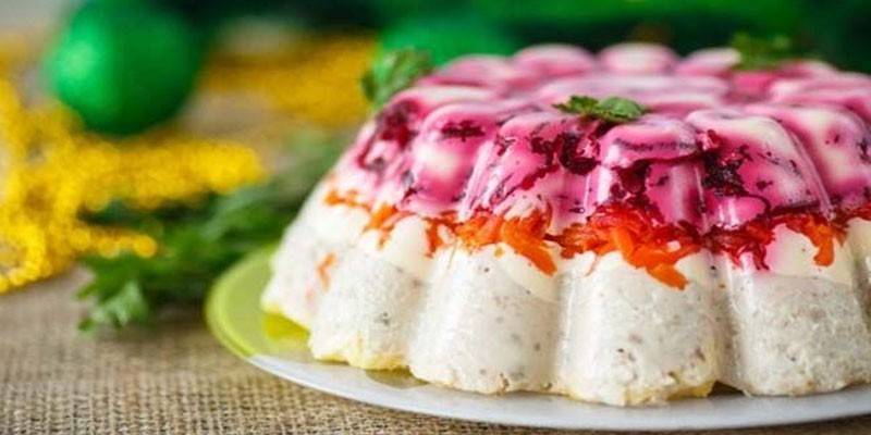 Arenque debajo de un abrigo de piel con gelatina