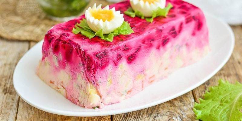 Arenque bajo un abrigo de piel con gelatina y un huevo.