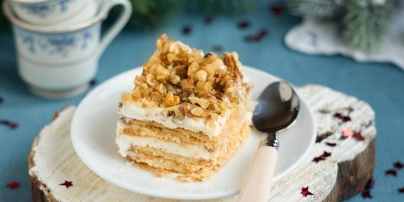 Bolo com biscoitos com nozes e creme azedo