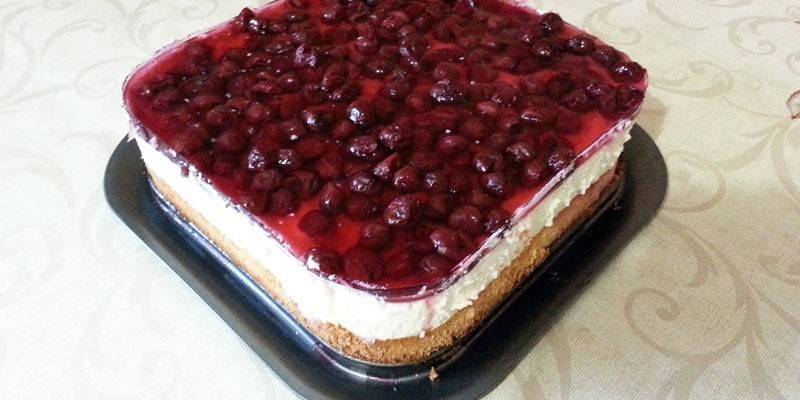 Süzme peynirli kek pişirme olmadan jelatin ve kiraz