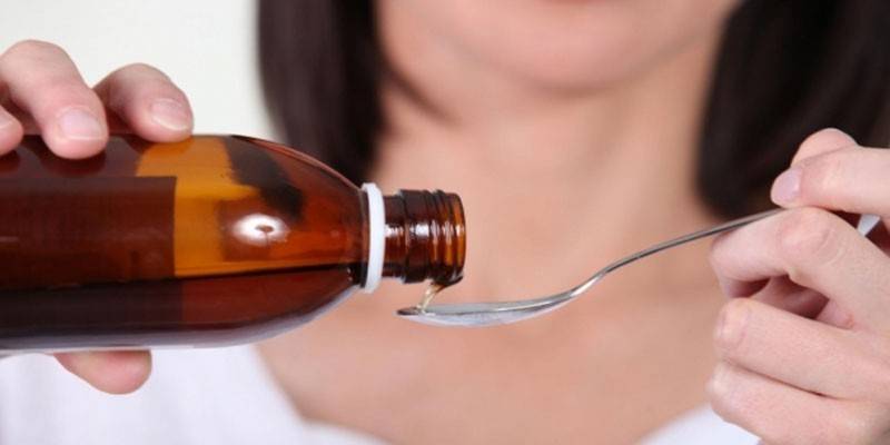 Mujer vierte aceite en una cuchara