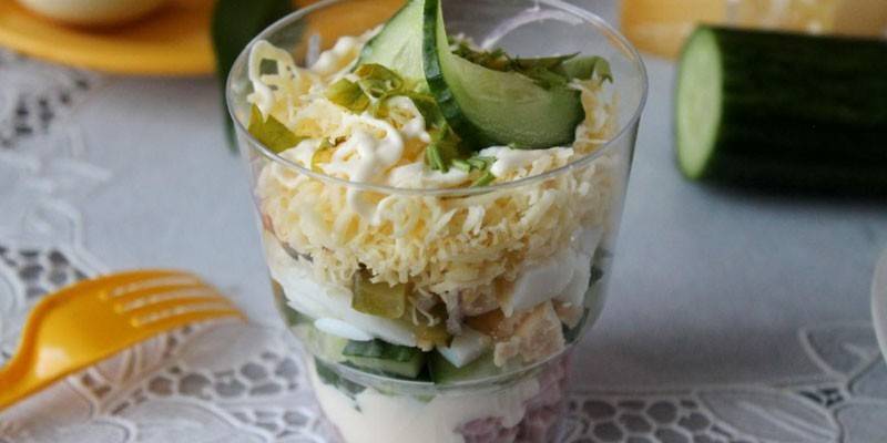 Salada de coquetel em um copo