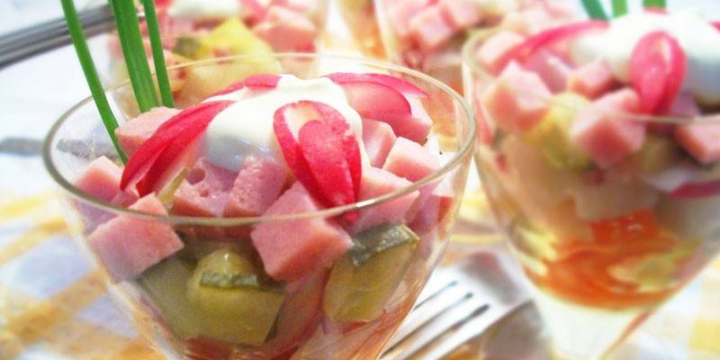 Salada de coquetel com presunto e queijo