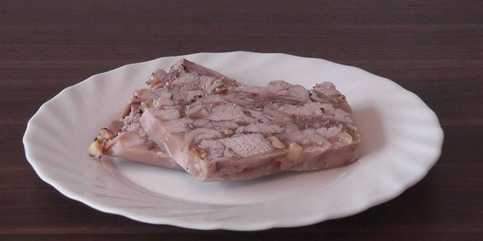 Dwa plasterki kurczaka mięso staczają się na talerzu