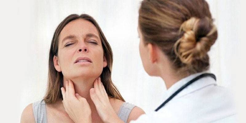 El médico examina al paciente