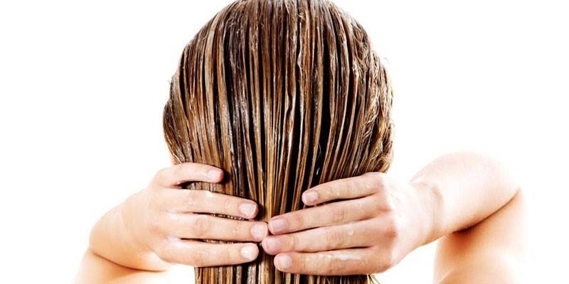 Chica cuidando el cabello