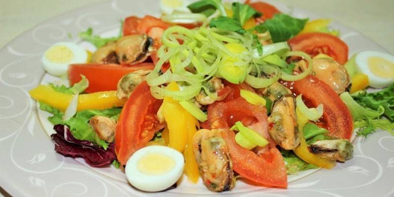 Usando ovos e tomates