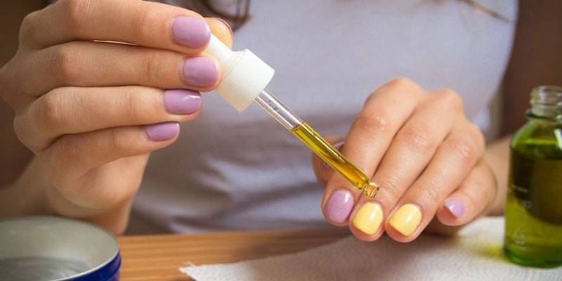Colocando composição nas unhas
