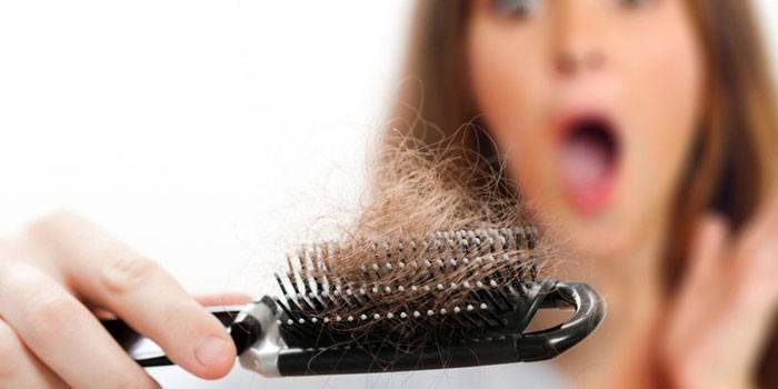 Cabelo em um pente
