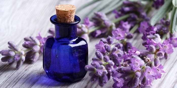 Aceite de lavanda y rama