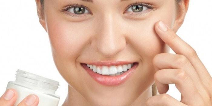 Crema de cara de manchas de niña