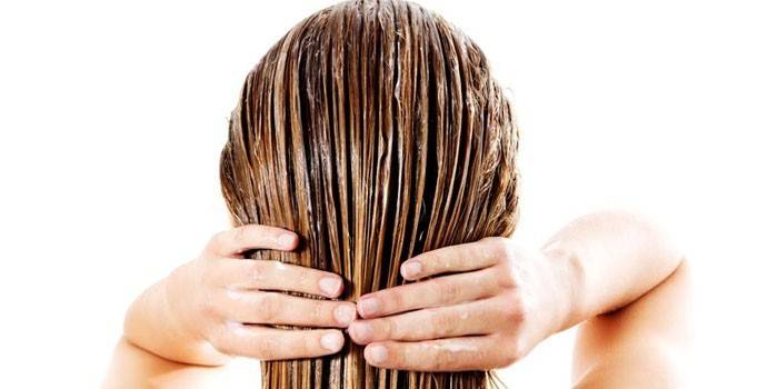 Chica se maquilla el cabello