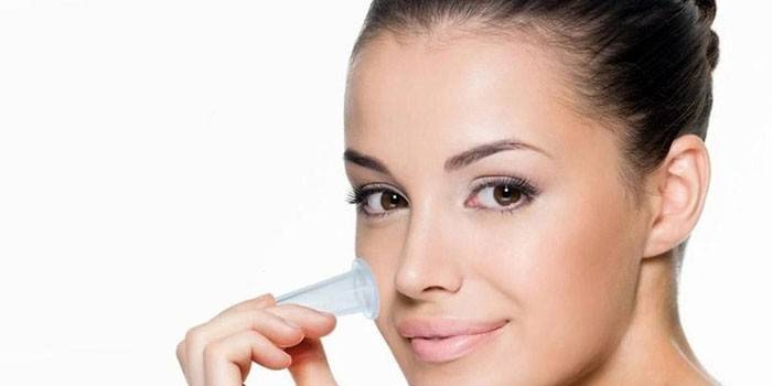 Massagem facial com frascos de vácuo