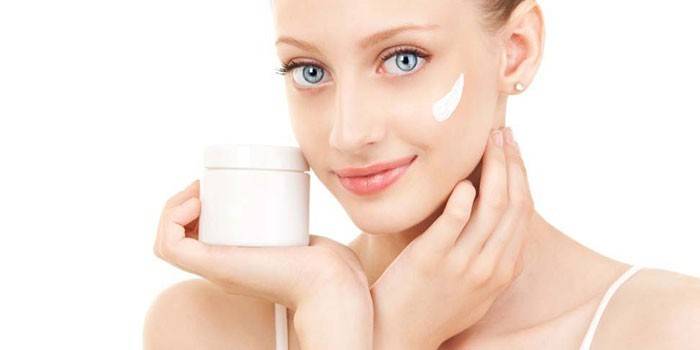 Chica con una crema cosmética
