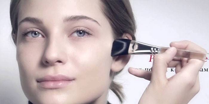 Mulher, com, um, escova cosmética