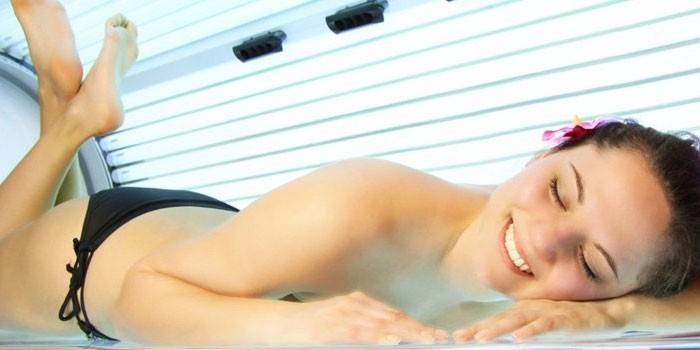 Dziewczyna w solarium