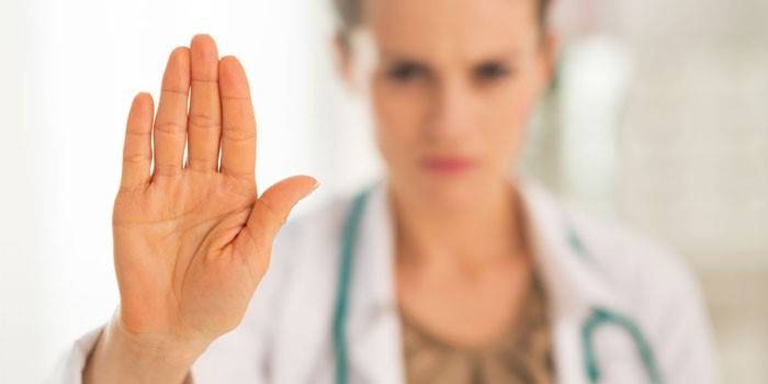 La doctora extendió su mano hacia adelante.
