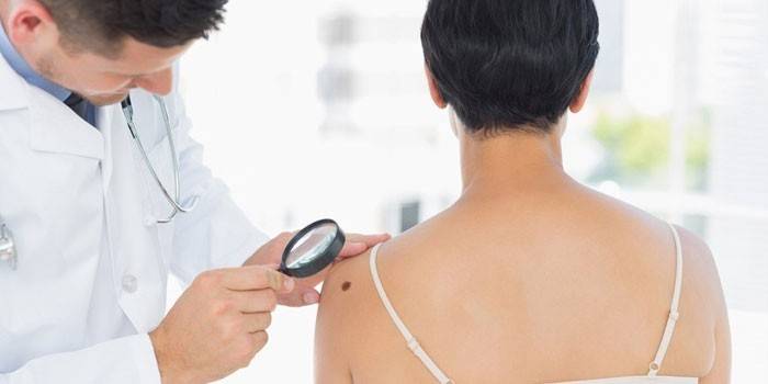 El dermatólogo examina a un paciente.