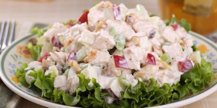 Salada com frango e ameixas
