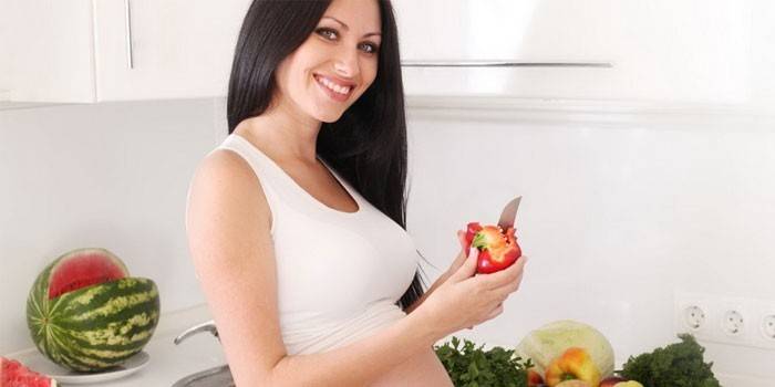 Mujer pela verduras
