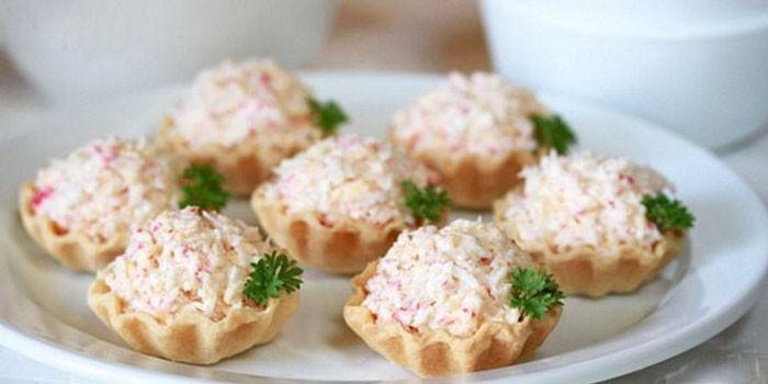 Tortinhas com varas de caranguejo e queijo