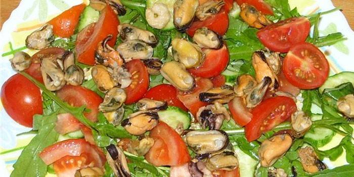 Usando pepinos e tomate