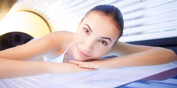 Dziewczyna w solarium
