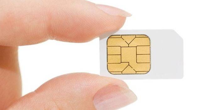 Karta SIM w ręku