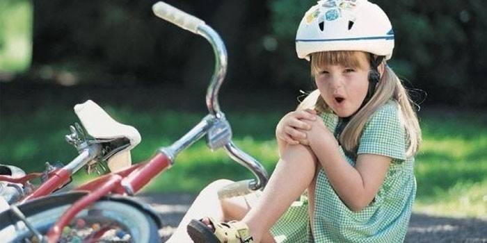 Dziewczyna spadła z roweru