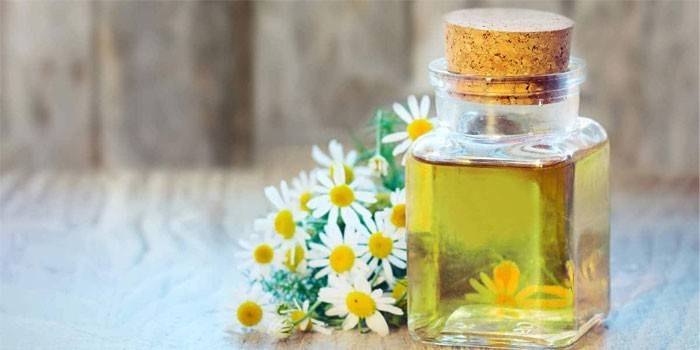 Aceite esencial y flores de manzanilla