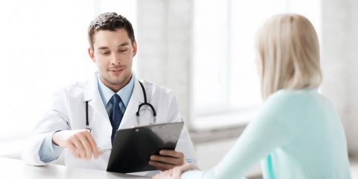 Garota na consulta do médico