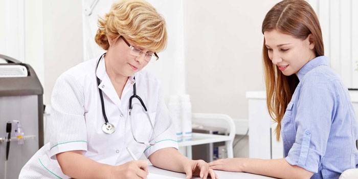 Chica en la cita del doctor