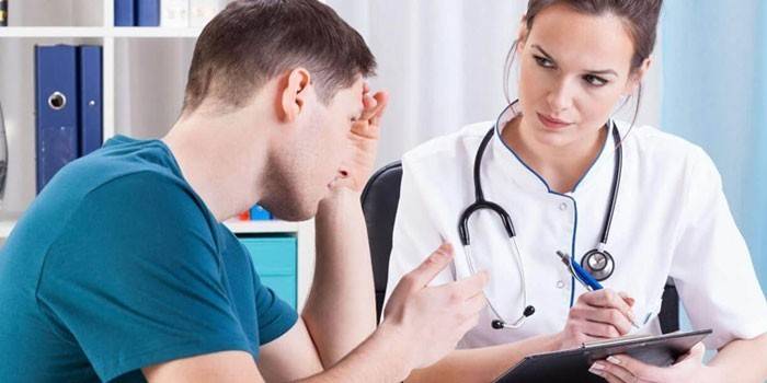 Homem na consulta do médico