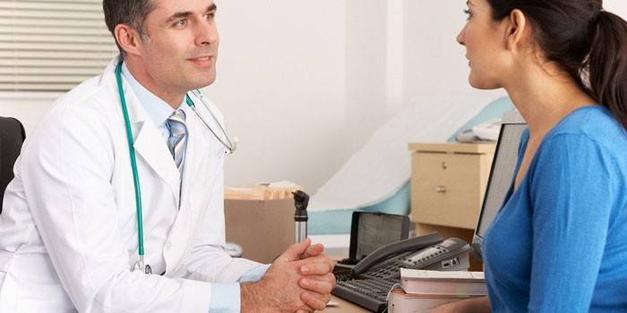 Garota na consulta do médico